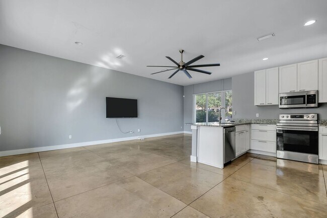 Building Photo - Modern Loft Near HCA & TMH With Lake Frontage