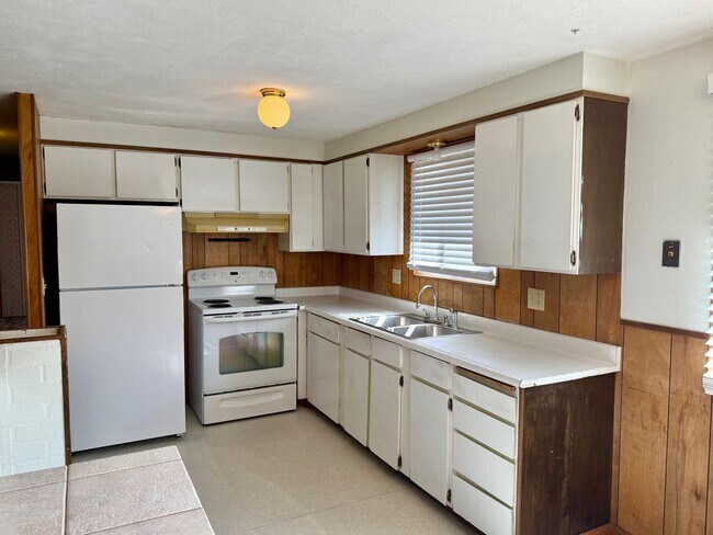 Building Photo - 3 Bedroom with Storage