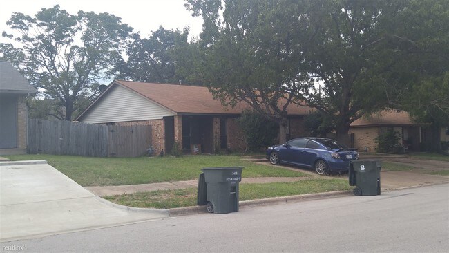 Building Photo - 2 br, 1.5 bath Duplex - 2406B Pecan Ridge Dr