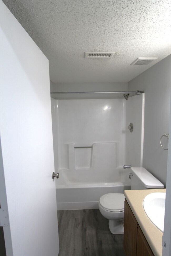 Building Photo - Spacious studio with updates. The Ellis Po...