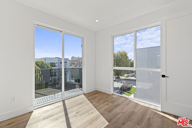 Building Photo - 10915 Hesby St