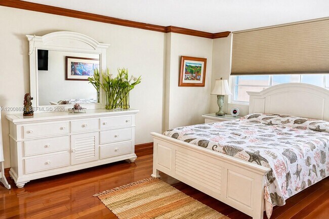 Building Photo - 6917 Collins Ave