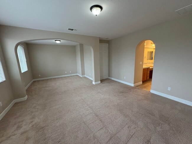 Building Photo - 3116 W Buena Vista Ave
