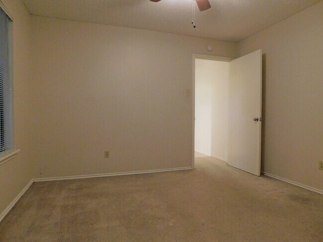 Building Photo - Beautiful Townhouse off Frankford!