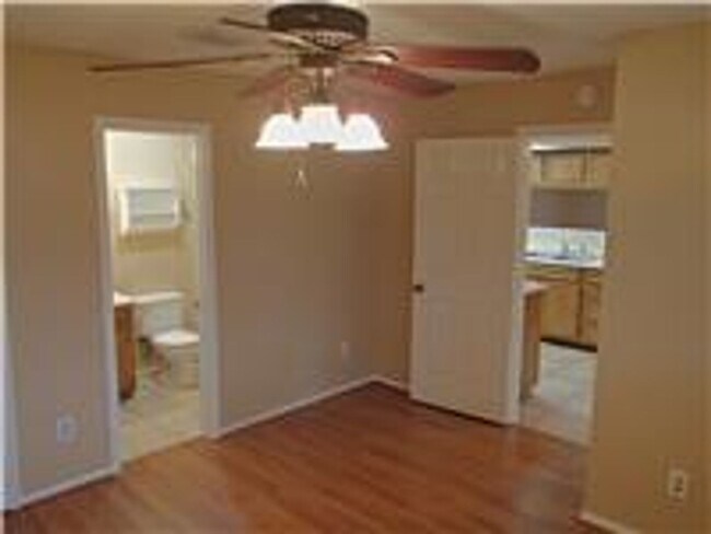 Building Photo - 1033