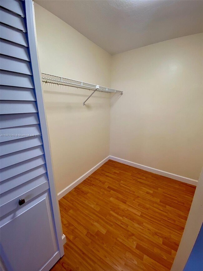 Building Photo - 8881 Fontainebleau Blvd