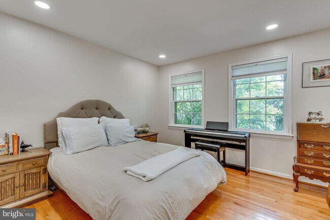 Building Photo - 912 Green St