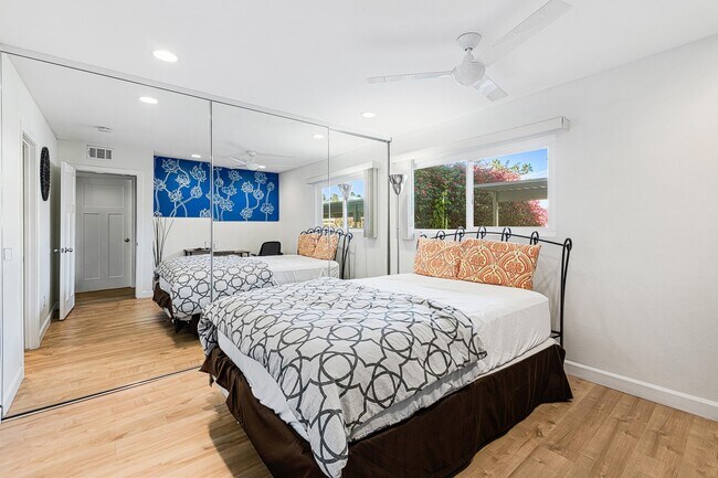 Building Photo - 1950 S Palm Canyon Dr