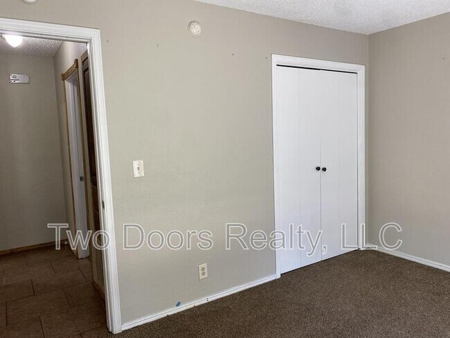 Building Photo - 429 E Hillcrest Ln
