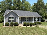 Building Photo - Home in country just minutes from town!