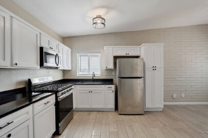Building Photo - 2 bedroom, 1 bathroom single-story duplex