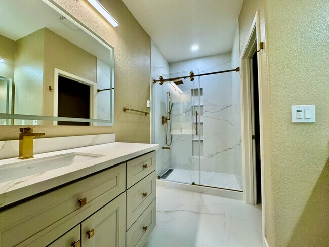 Building Photo - 6576 S Mariposa Ct