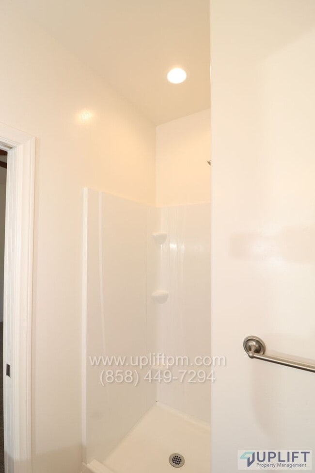 Building Photo - 3 Bed, 2 Bath House, 1200 SqFt.  RECENT BUILD