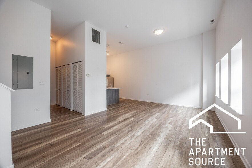 Building Photo - 2700 W North Ave