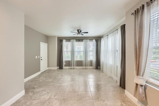 Building Photo - HIGHLY DESIRABLE UPGRADED ONE BEDROOM COND...