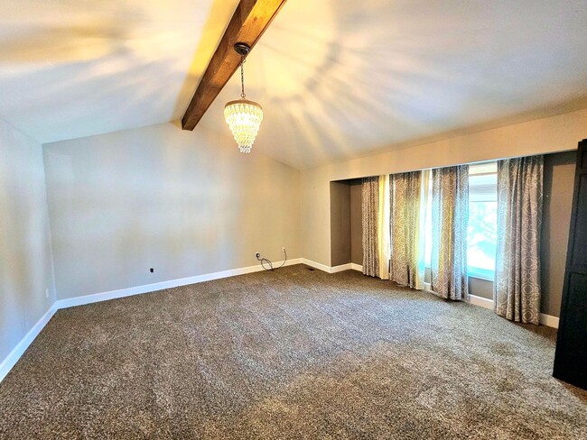 Building Photo - Beautiful 5 Bedroom Home Near the Cherry C...