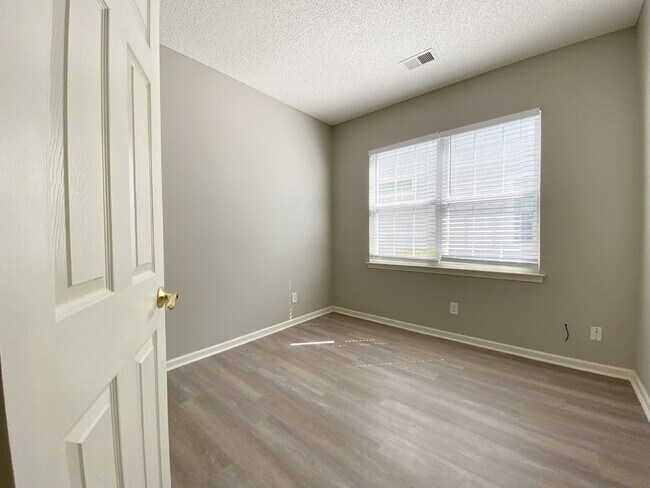 Building Photo - Beautiful Three Bedroom Home Sun City Home!