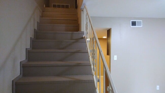 Building Photo - Spacious 3 Bedroom Townhome
