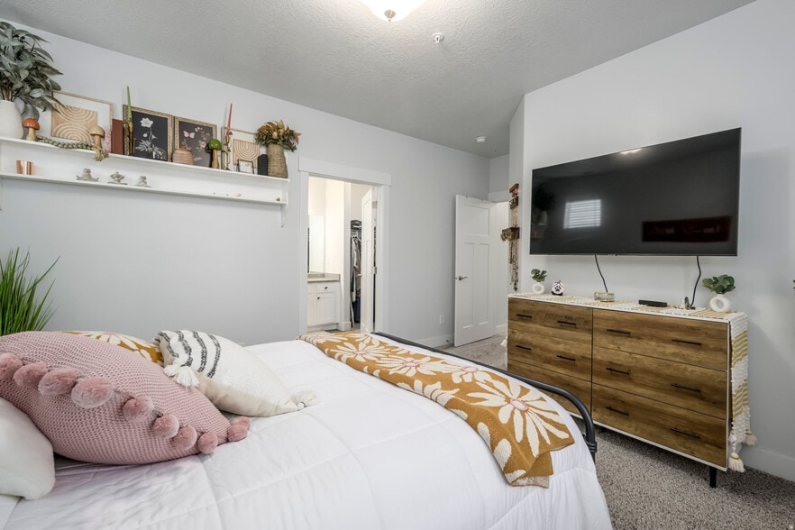 Building Photo - 1838 W Eaglewood Dr