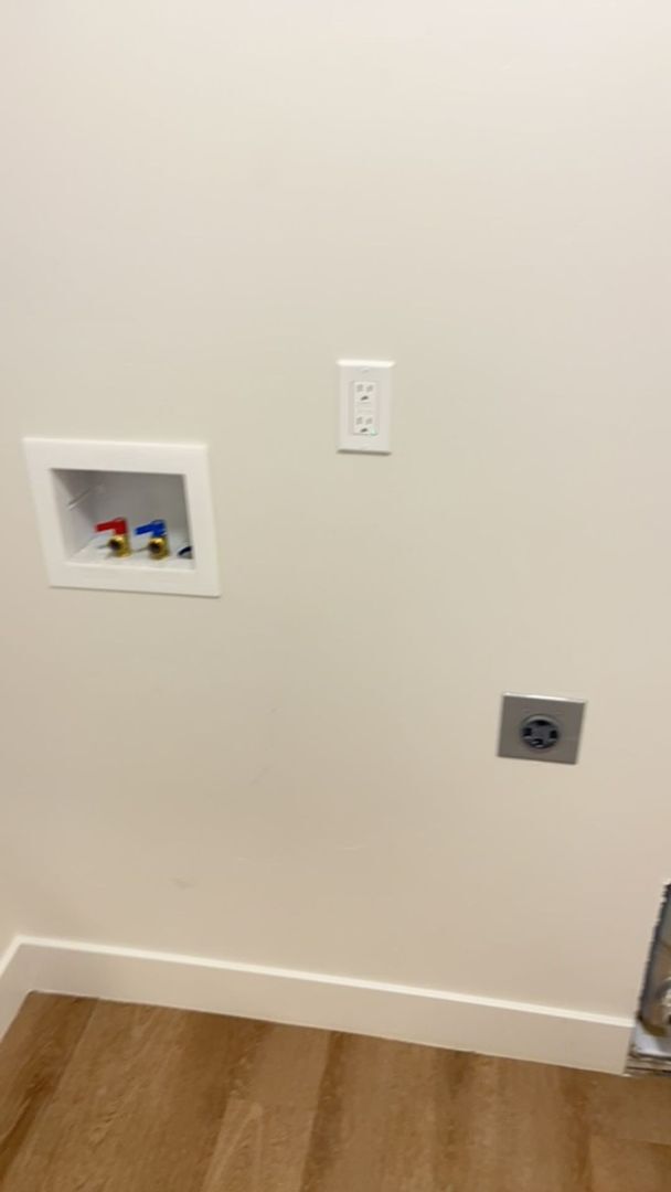 Building Photo - 421 1508