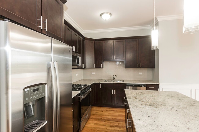 Building Photo - 520 N Western Ave