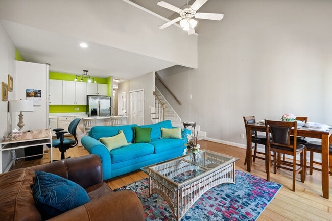 Building Photo - 2 Bed, 2 Bath SW Durham Townhome Near Duke and UNC * Mid or Long Term Rental