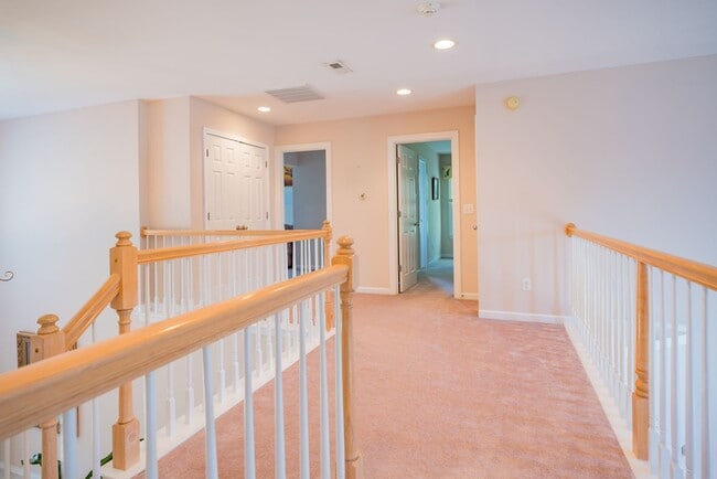 Building Photo - Gorgeous and Spacious 4 Bedroom home, Golf Course Views, Premium Finishes, Pet Friendly!