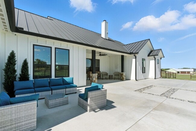 Building Photo - Stunning 5 bedroom horse property coming soon!