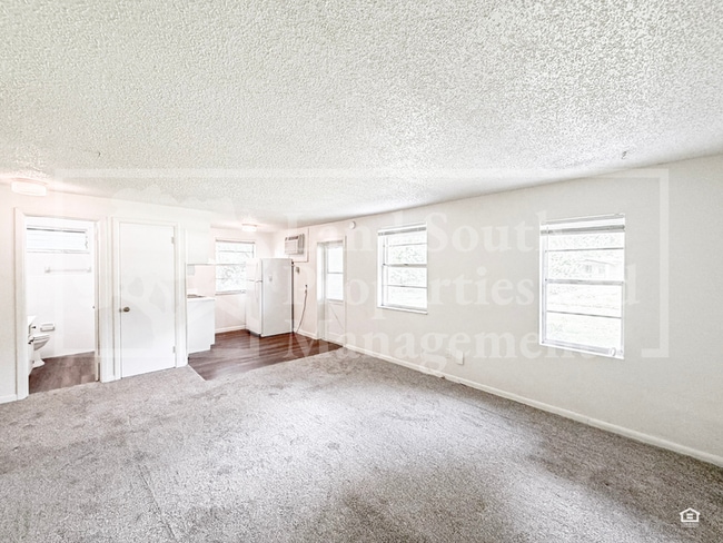 Building Photo - 1030 Lakewood Ct