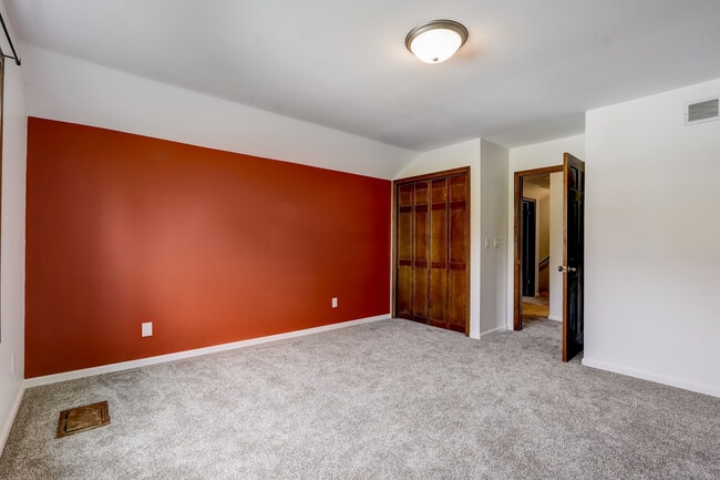 Building Photo - 16450 Dane Ct E