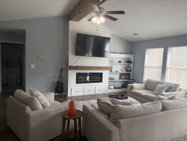 Building Photo - Beautiful 3/2 Avaliable April 20th