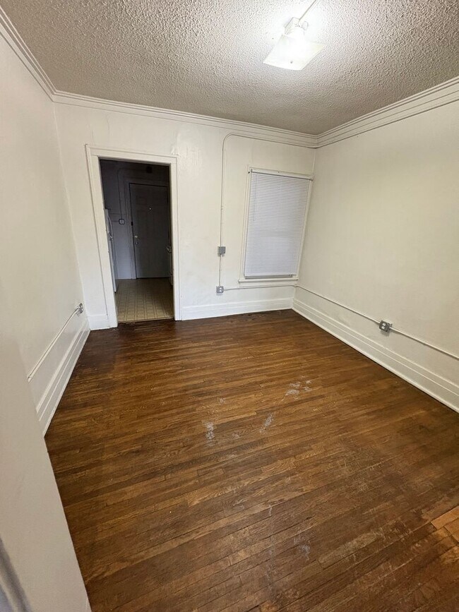 Building Photo - 608 Wellington St