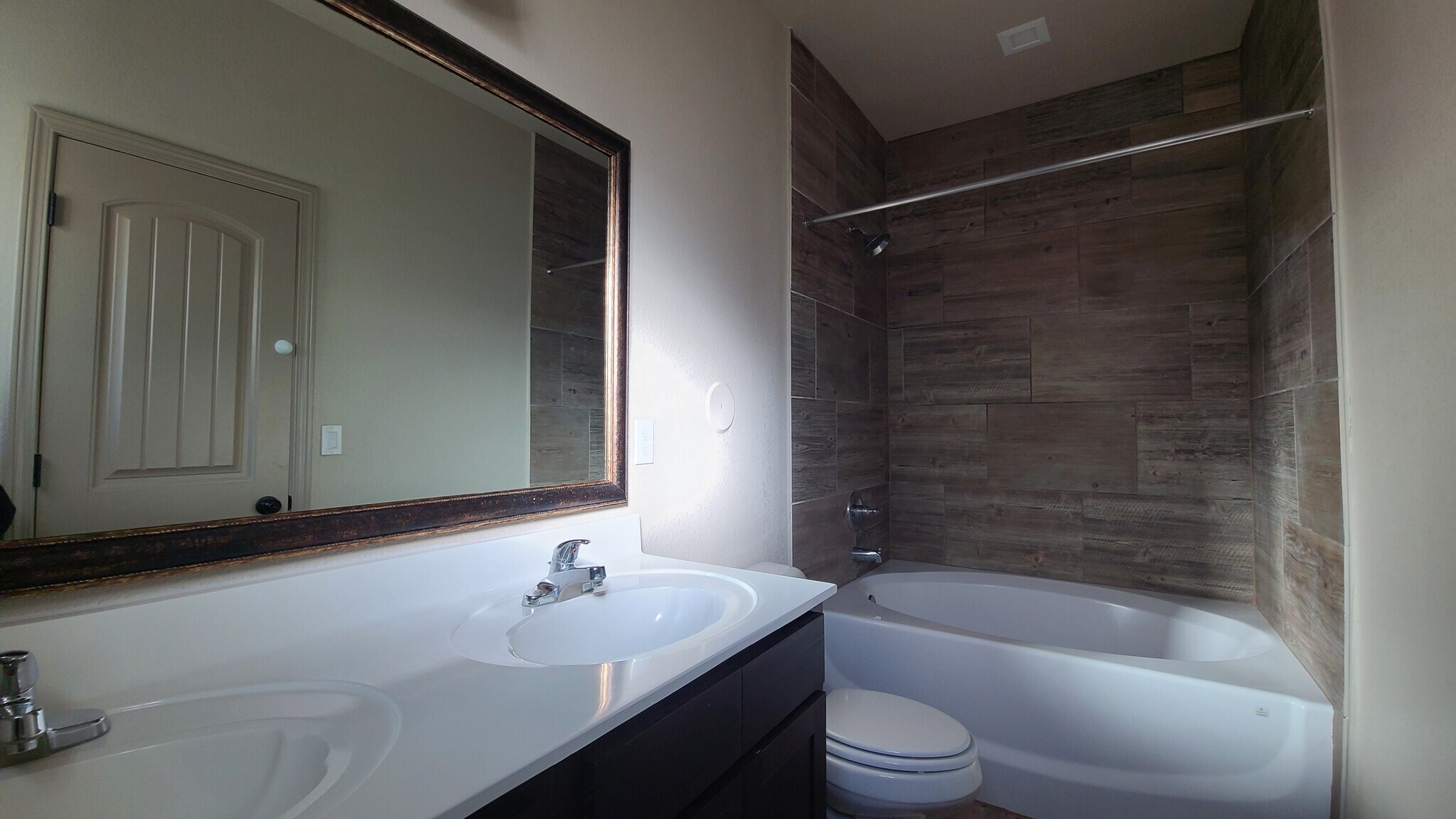 Master bathroom - 14414 Armando Silva Dr