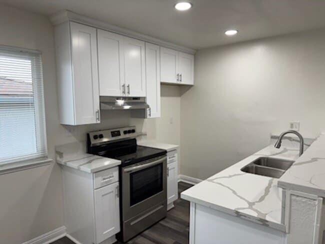 Building Photo - Fully Renovated 2-Bedroom Condo in Highlan...