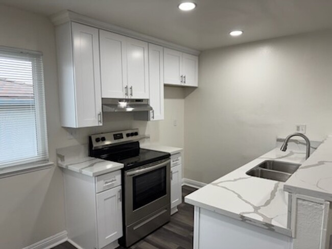 Building Photo - Upstairs Charming 2- bedroom condo