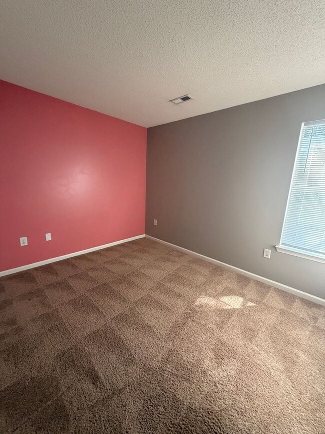 Building Photo - 325 Town Pointe Way