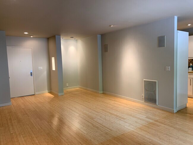Building Photo - 1250 N Kings Rd