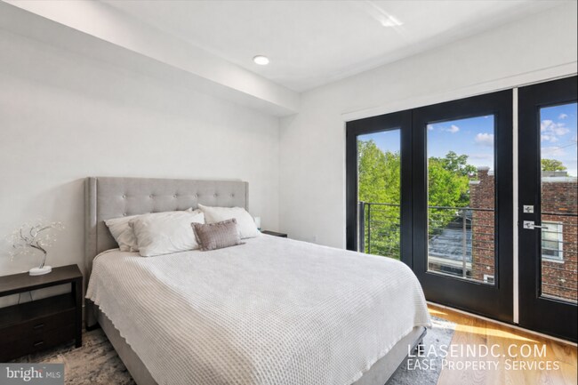 Building Photo - 1719 D St NE