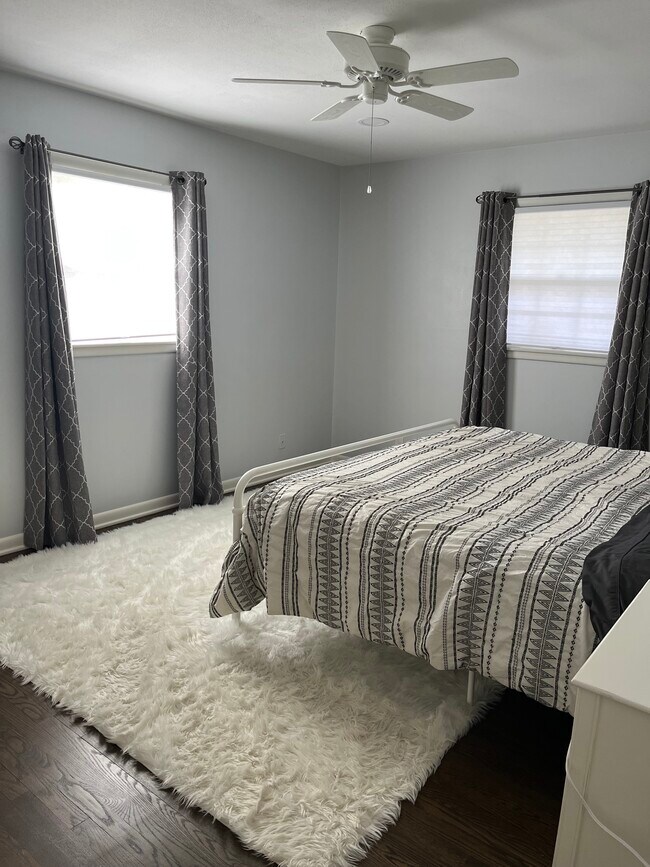 Building Photo - 8445 N Greenvale Rd