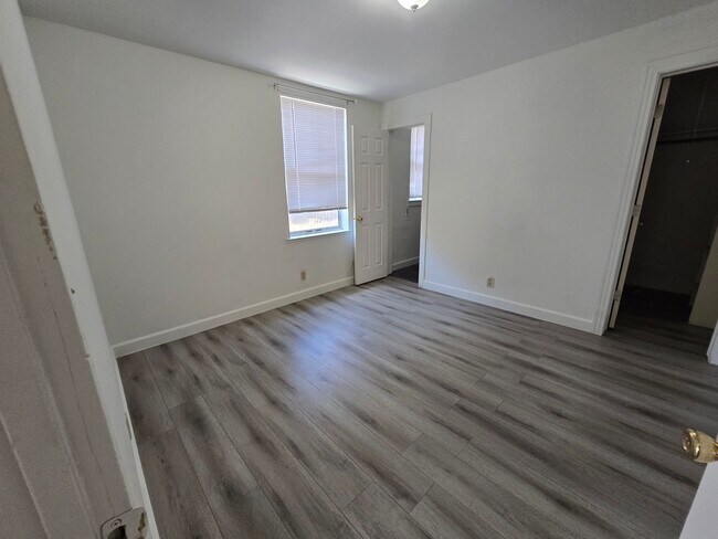 Building Photo - 1 BEDROOM/1 BATH FOR RENT