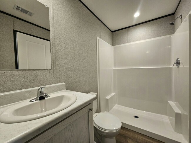 Building Photo - 527 Suwanee Dr