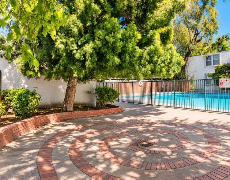 Grounds - 18620 Hatteras St