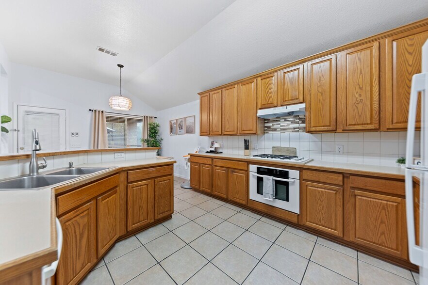 Building Photo - 4835 Crown Dr