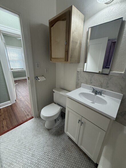 Building Photo - 2949 Raymond Ave