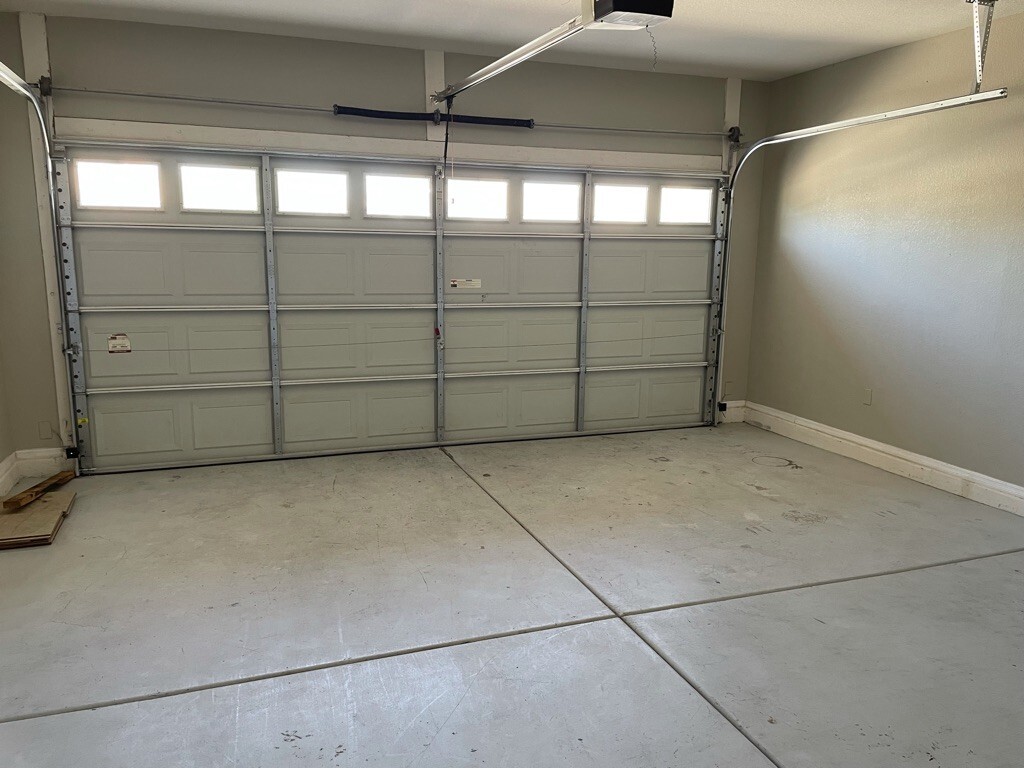 Building Photo - 14627 W Crocus Dr