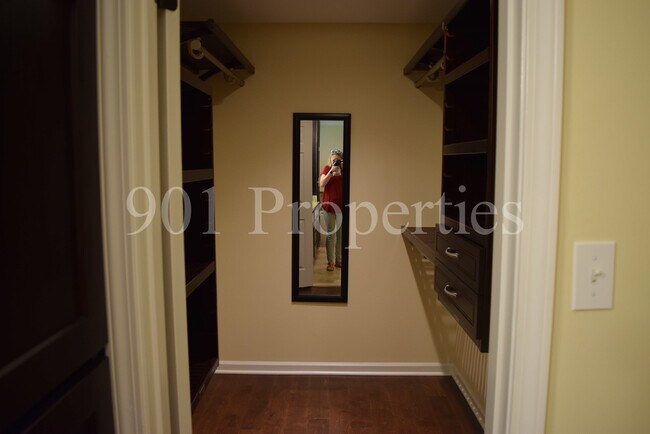 Building Photo - 598 Greenbank Dr