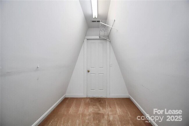 Building Photo - 2300 Mirow Pl