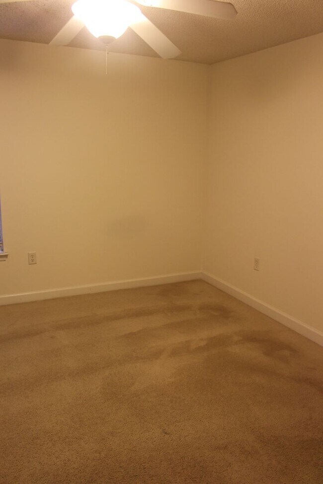 Building Photo - 611 Harts Cove Way