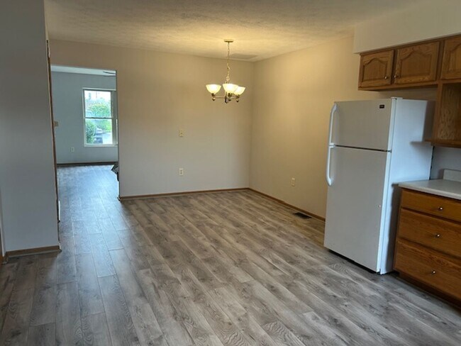 Building Photo - 2 Bedroom, 1 1/2 Bath 1500 sq. ft. Townhom...