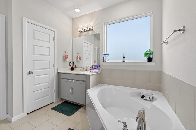 Building Photo - 18619 Greenwood Mdw Trl